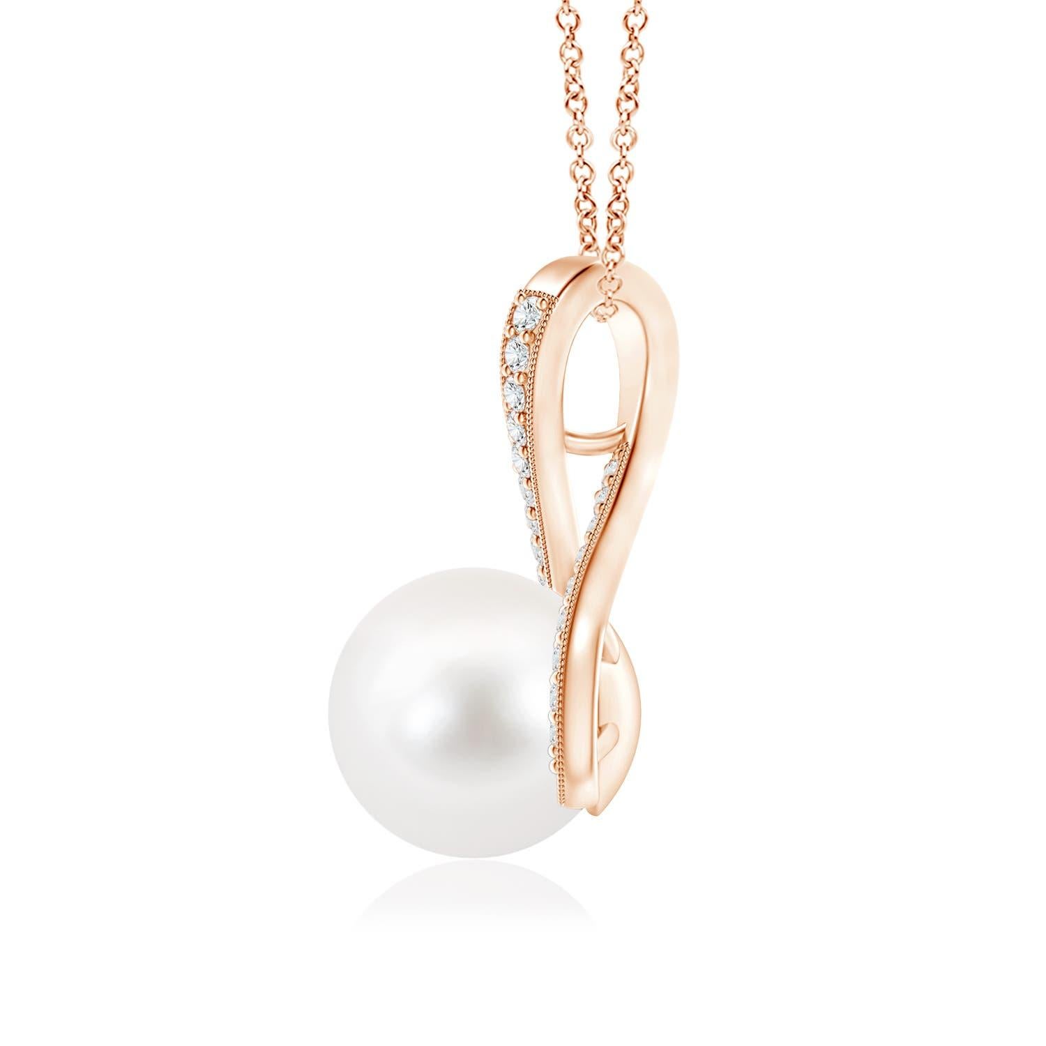 Un grazioso turbinio di diamanti fissa la perla coltivata d'acqua dolce al centro di questa collana con pendente solitario. I diamanti rotondi con incastonatura a pavé impreziosiscono l'anello e la bellezza della perla. Una catenina può essere fatta