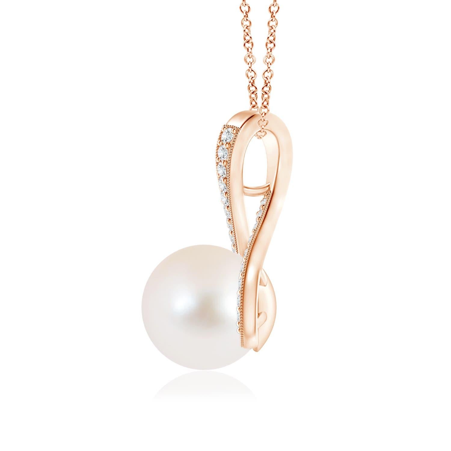 Un grazioso turbinio di diamanti fissa la perla coltivata d'acqua dolce al centro di questa collana con pendente solitario. I diamanti rotondi con incastonatura a pavé impreziosiscono l'anello e la bellezza della perla. Una catenina può essere fatta