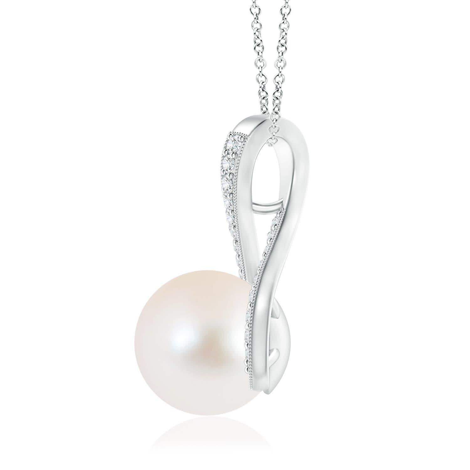 Un grazioso turbinio di diamanti fissa la perla coltivata d'acqua dolce al centro di questa collana con pendente solitario. I diamanti rotondi con incastonatura a pavé impreziosiscono l'anello e la bellezza della perla. Una catenina può essere fatta