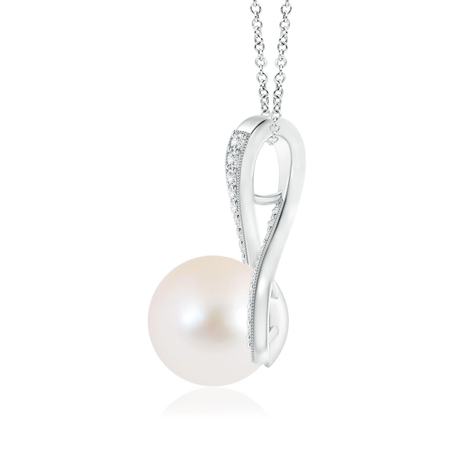 Un grazioso turbinio di diamanti fissa la perla coltivata d'acqua dolce al centro di questa collana con pendente solitario. I diamanti rotondi con incastonatura a pavé impreziosiscono l'anello e la bellezza della perla. Una catenina può essere fatta