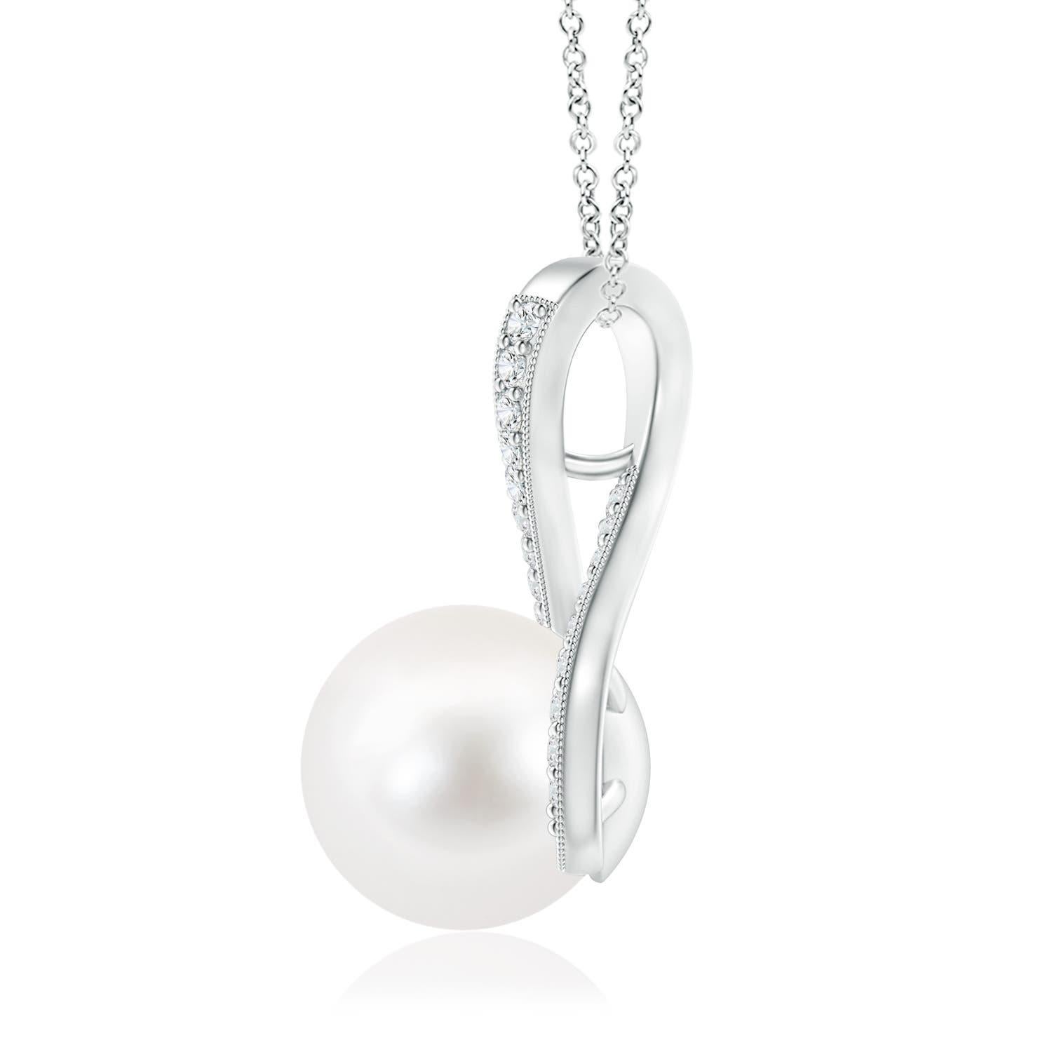 Un gracieux tourbillon de diamants fixe la perle de culture d'eau douce au centre de ce collier solitaire. Les diamants ronds en pavage embellissent la boucle et rehaussent la beauté de la perle. Une chaîne peut être passée à travers ce superbe