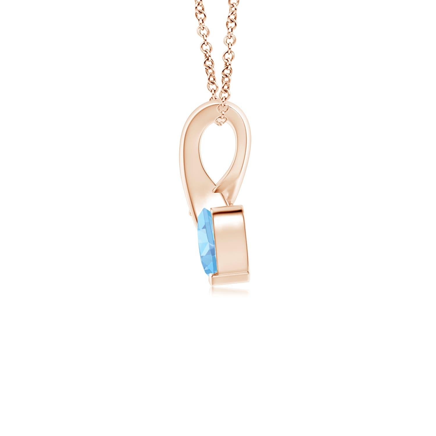 Un'acquamarina a forma di cuore è incastonata in oro rosa 14k. Ad esaltare la sua tonalità blu ghiaccio c'è un diamante scintillante impreziosito all'estremità della balla a torciglione. Il diamante conferisce un effetto affascinante a questo