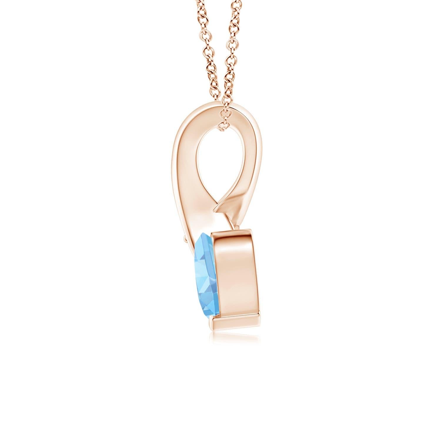 Un'acquamarina a forma di cuore è incastonata in oro rosa 14k. Ad esaltare la sua tonalità blu ghiaccio c'è un diamante scintillante impreziosito all'estremità della balla a torciglione. Il diamante conferisce un effetto affascinante a questo