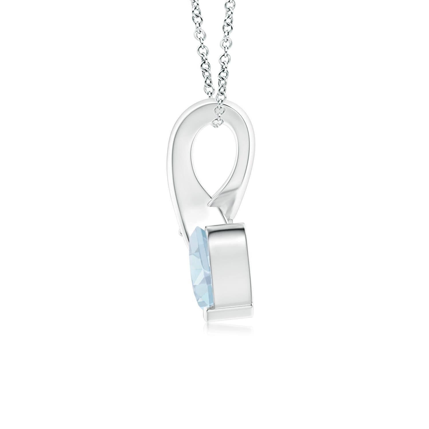 Un'acquamarina a forma di cuore è incastonata in oro bianco 14k. Ad esaltare la sua tonalità blu ghiaccio c'è un diamante scintillante impreziosito all'estremità della balla a torciglione. Il diamante conferisce un effetto affascinante a questo