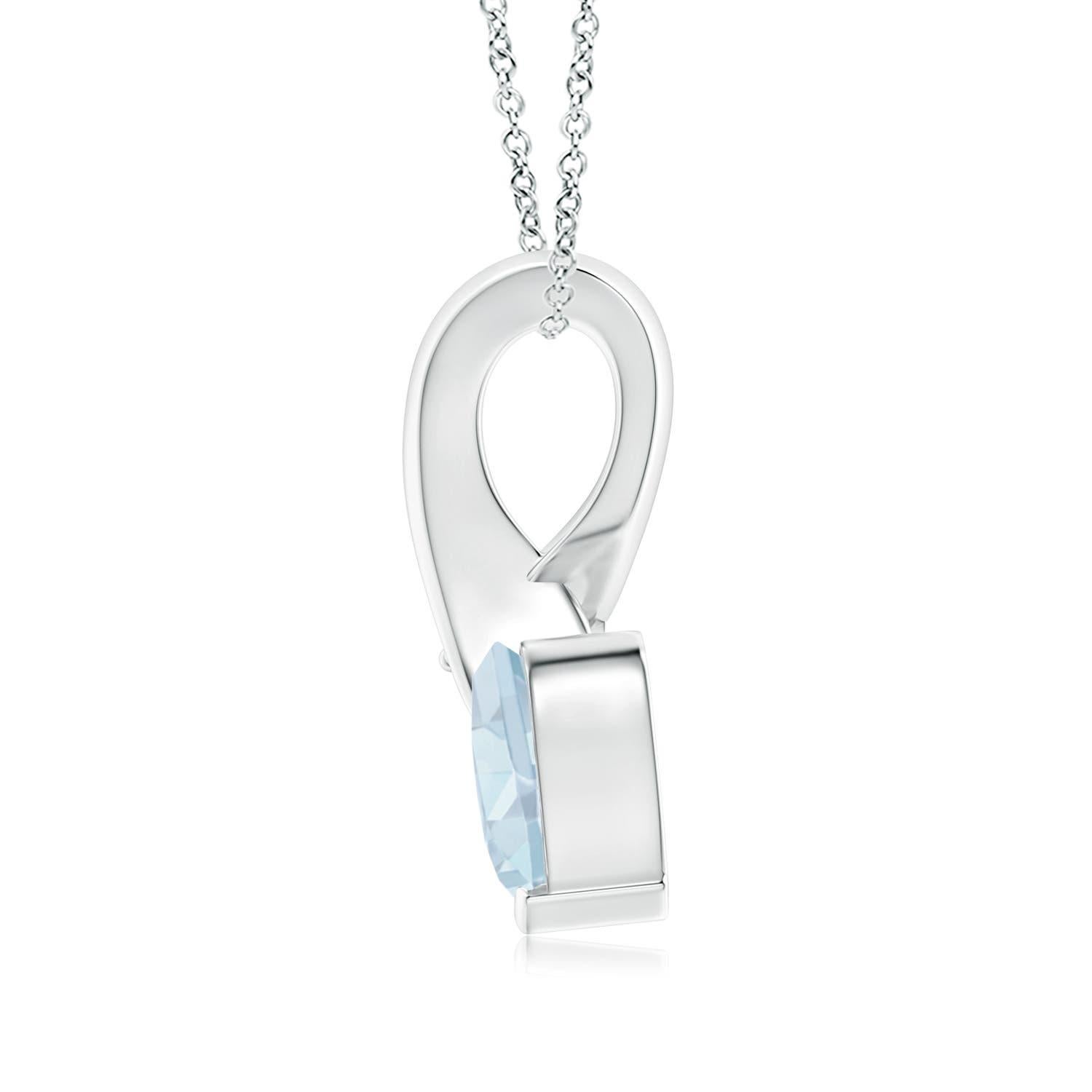 Un'acquamarina a forma di cuore è incastonata in oro bianco 14k. Ad esaltare la sua tonalità blu ghiaccio c'è un diamante scintillante impreziosito all'estremità della balla a torciglione. Il diamante conferisce un effetto affascinante a questo