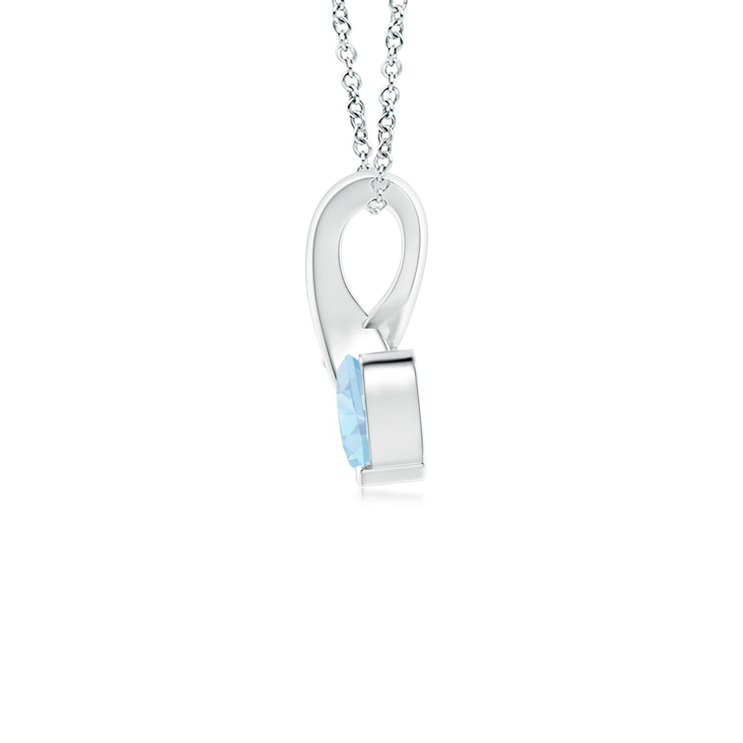 Un'acquamarina a forma di cuore è incastonata in oro bianco 14k. Ad esaltare la sua tonalità blu ghiaccio c'è un diamante scintillante impreziosito all'estremità della balla a torciglione. Il diamante conferisce un effetto affascinante a questo