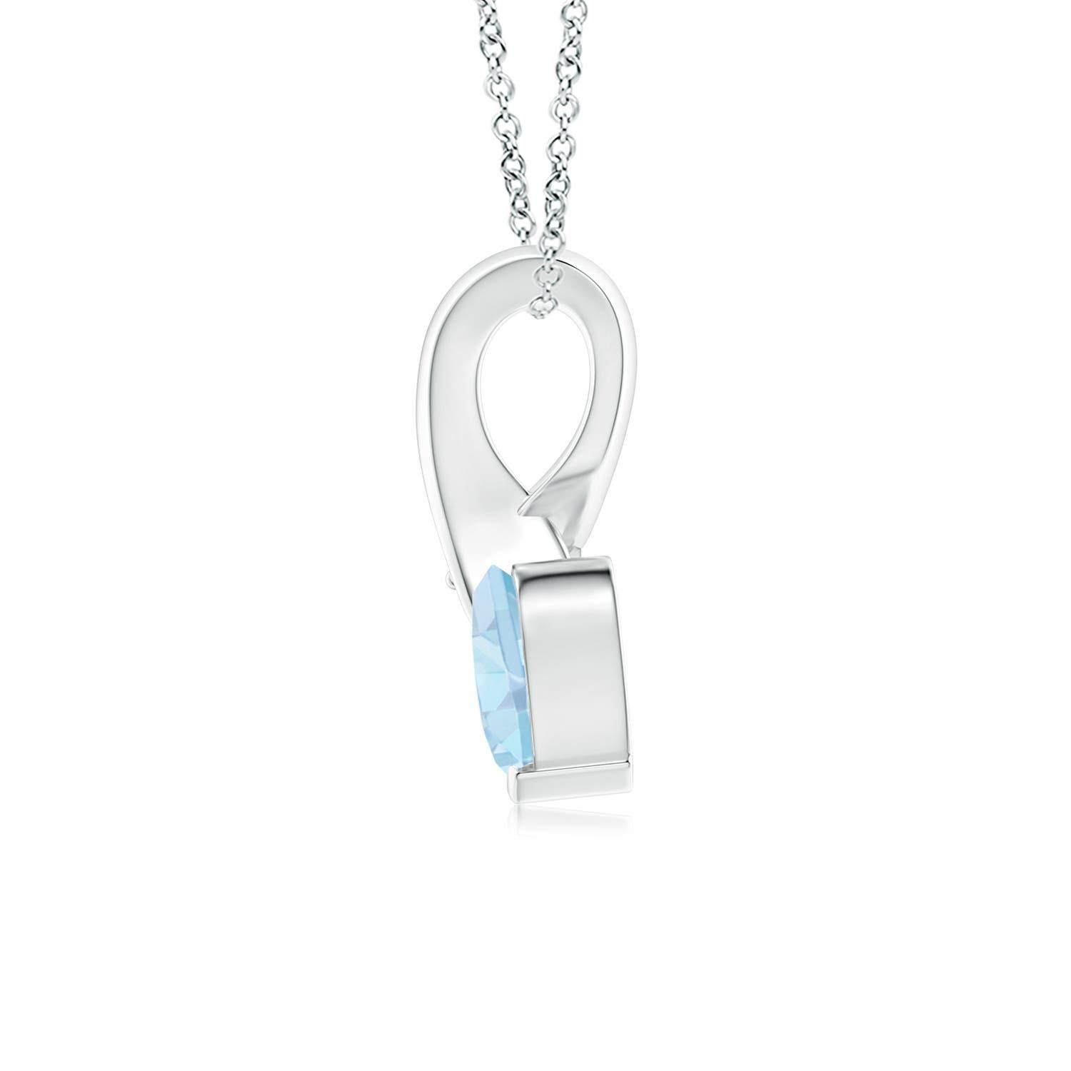 Un'acquamarina a forma di cuore è incastonata in oro bianco 14k. Ad esaltare la sua tonalità blu ghiaccio c'è un diamante scintillante impreziosito all'estremità della balla a torciglione. Il diamante conferisce un effetto affascinante a questo