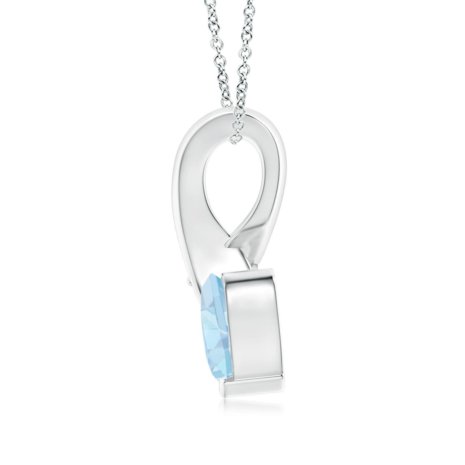 Un'acquamarina a forma di cuore è incastonata in oro bianco 14k. Ad esaltare la sua tonalità blu ghiaccio c'è un diamante scintillante impreziosito all'estremità della balla a torciglione. Il diamante conferisce un effetto affascinante a questo