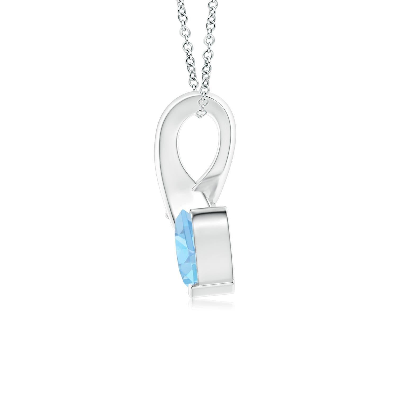 Un'acquamarina a forma di cuore è incastonata in oro bianco 14k. Ad esaltare la sua tonalità blu ghiaccio c'è un diamante scintillante impreziosito all'estremità della balla a torciglione. Il diamante conferisce un effetto affascinante a questo