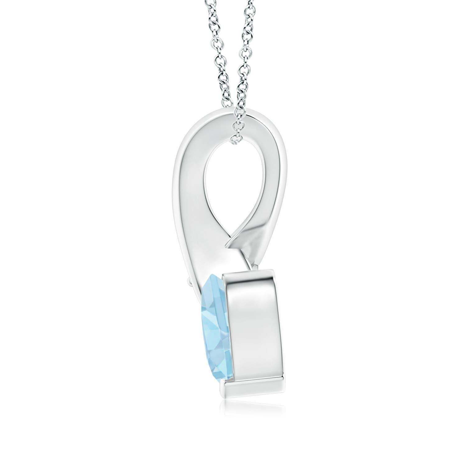 Un'acquamarina a forma di cuore è incastonata in oro bianco 14k. Ad esaltare la sua tonalità blu ghiaccio c'è un diamante scintillante impreziosito all'estremità della balla a torciglione. Il diamante conferisce un effetto affascinante a questo