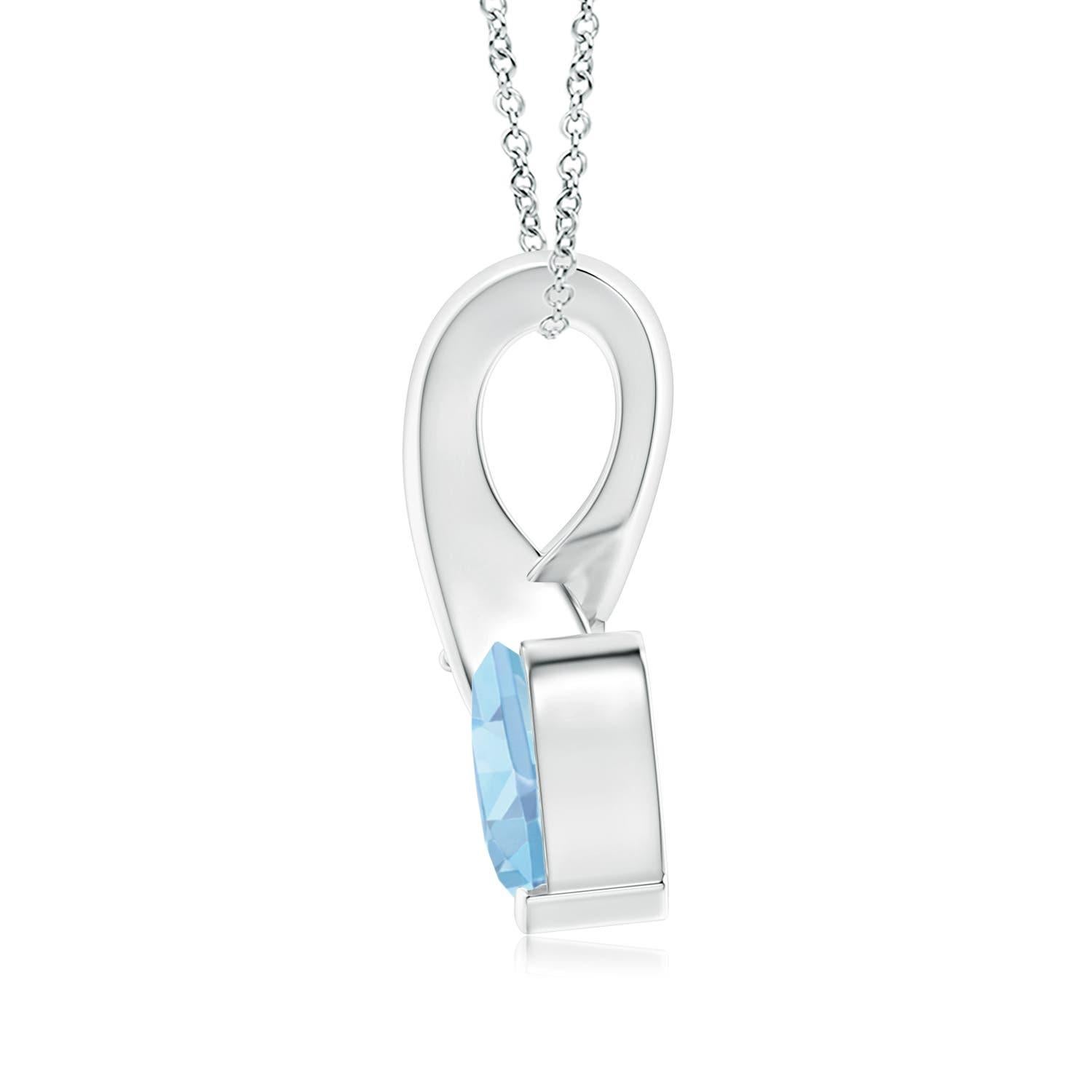 Ein Aquamarin in Form eines Herzens ist in 14 Karat Weißgold gefasst. Der eisblaue Farbton wird durch einen glitzernden Diamanten am Ende des Twist-Ballens unterstrichen. Der Diamant verleiht diesem bezaubernden Aquamarin-Herzanhänger eine charmante