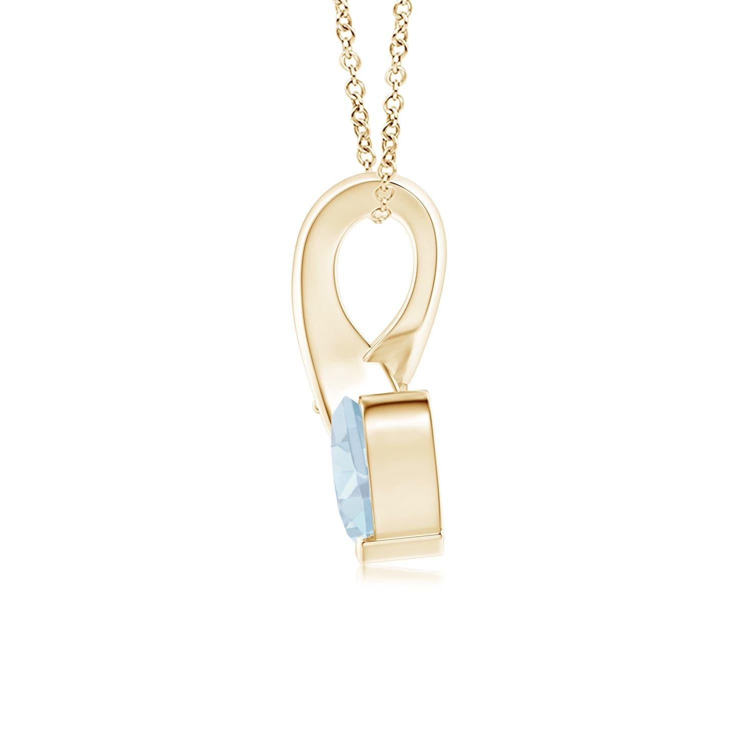 Un'acquamarina a forma di cuore è incastonata in oro giallo 14k. Ad esaltare la sua tonalità blu ghiaccio c'è un diamante scintillante impreziosito all'estremità della balla a torciglione. Il diamante conferisce un effetto affascinante a questo