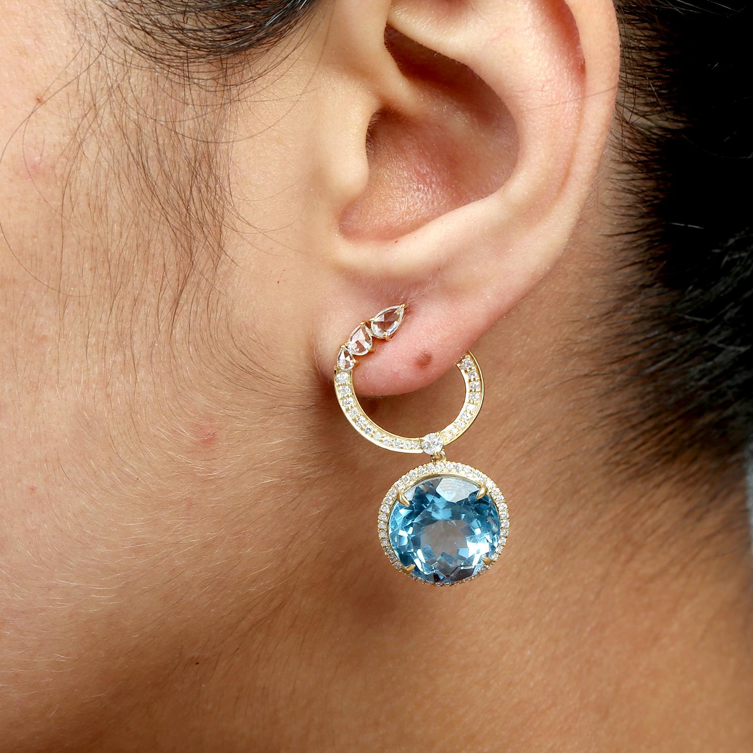 Questi orecchini pendenti allungati, che emanano un colore audace e uno scintillio raffinato, presentano 27,51 carati di topazio blu, accentuati da zaffiri bianchi scintillanti e 0,95 carati di diamanti brillanti. Incastonata in oro 14KT, la