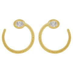 Elegantes aros de oro amarillo de 14k con textura de diamantes
