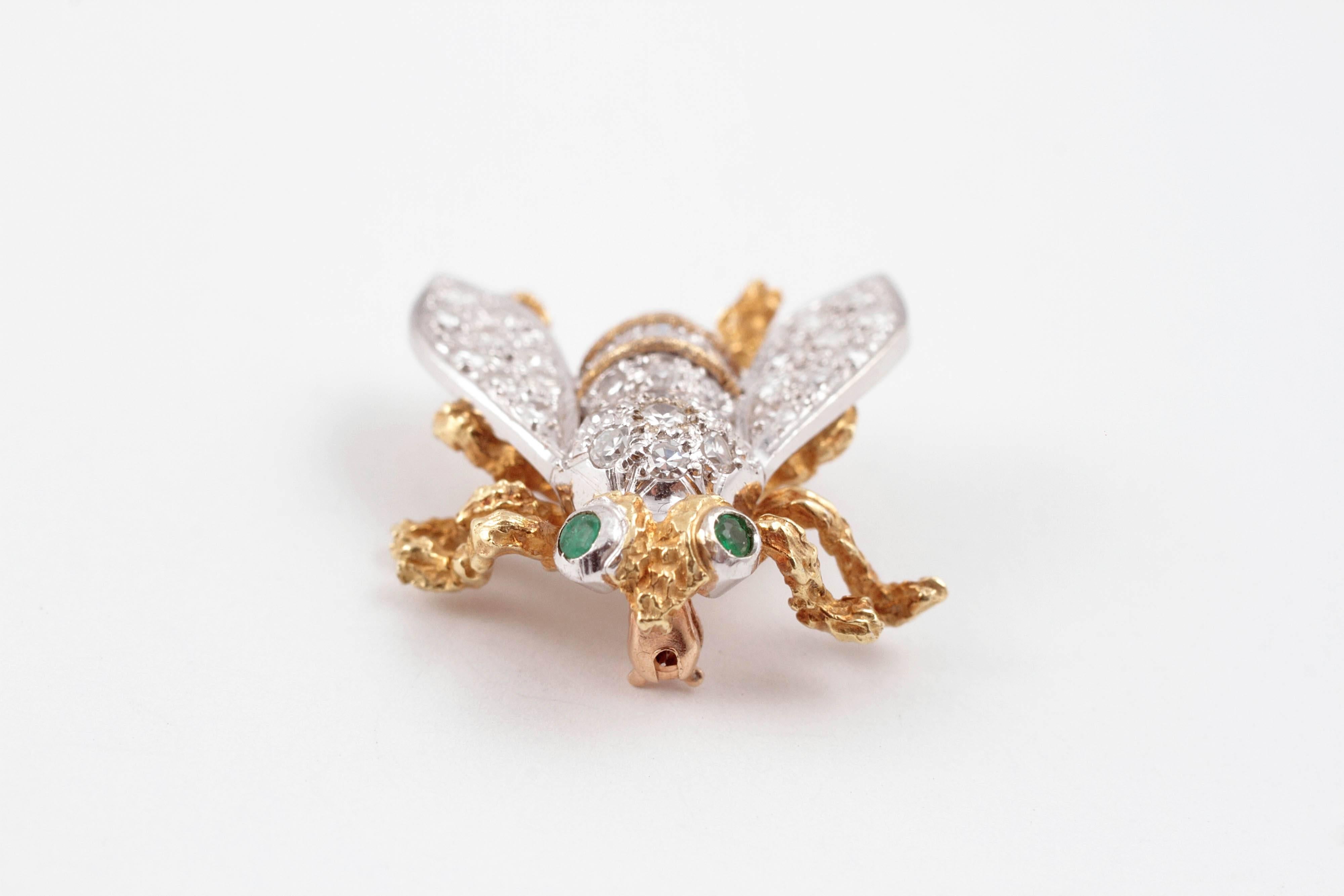 Diamond Emerald Yellow and White Gold Bee Brooch In Good Condition In Dallas, TX