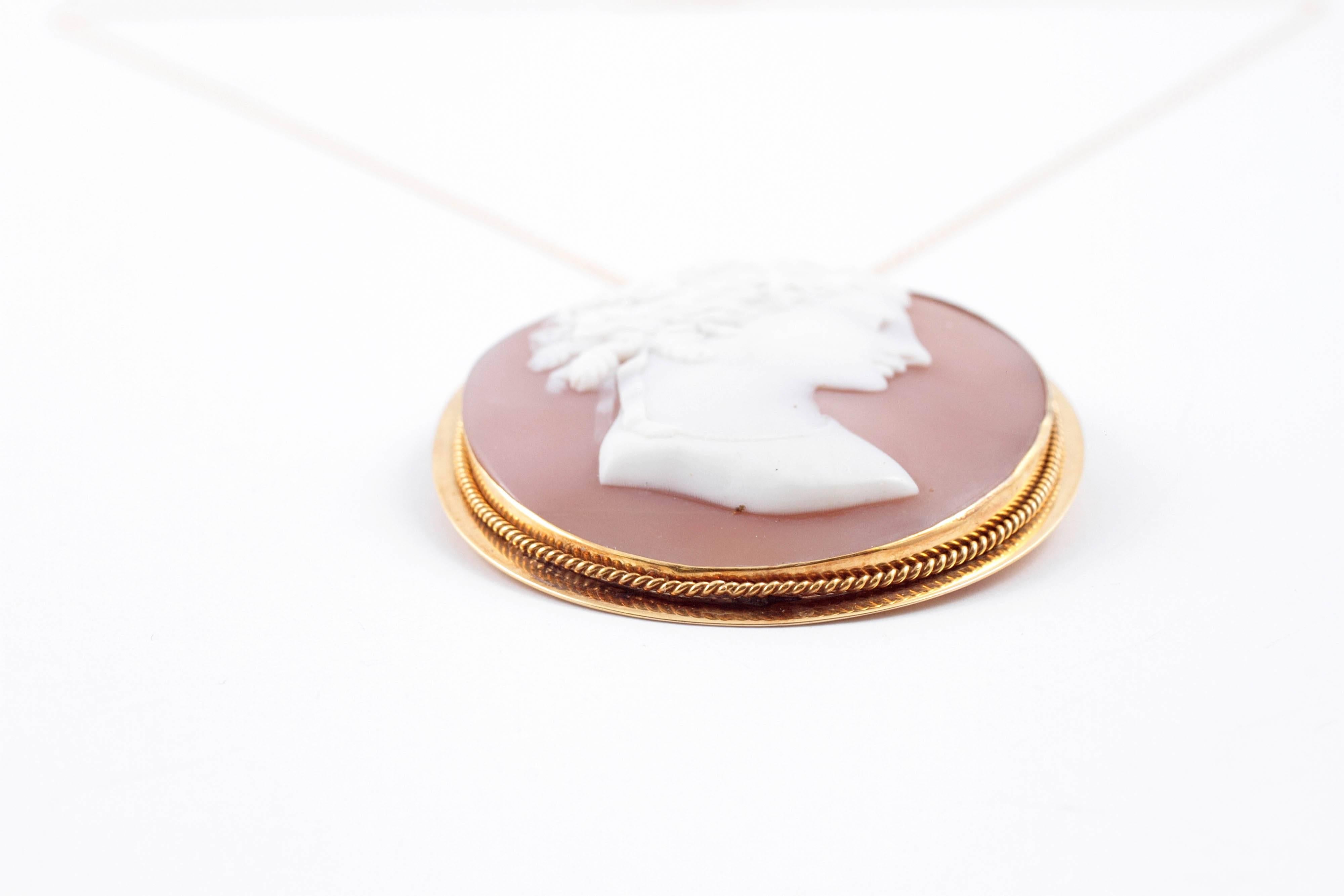 Grande broche camée en coquillage sur chaîne remplie d'or jaune Pour femmes en vente