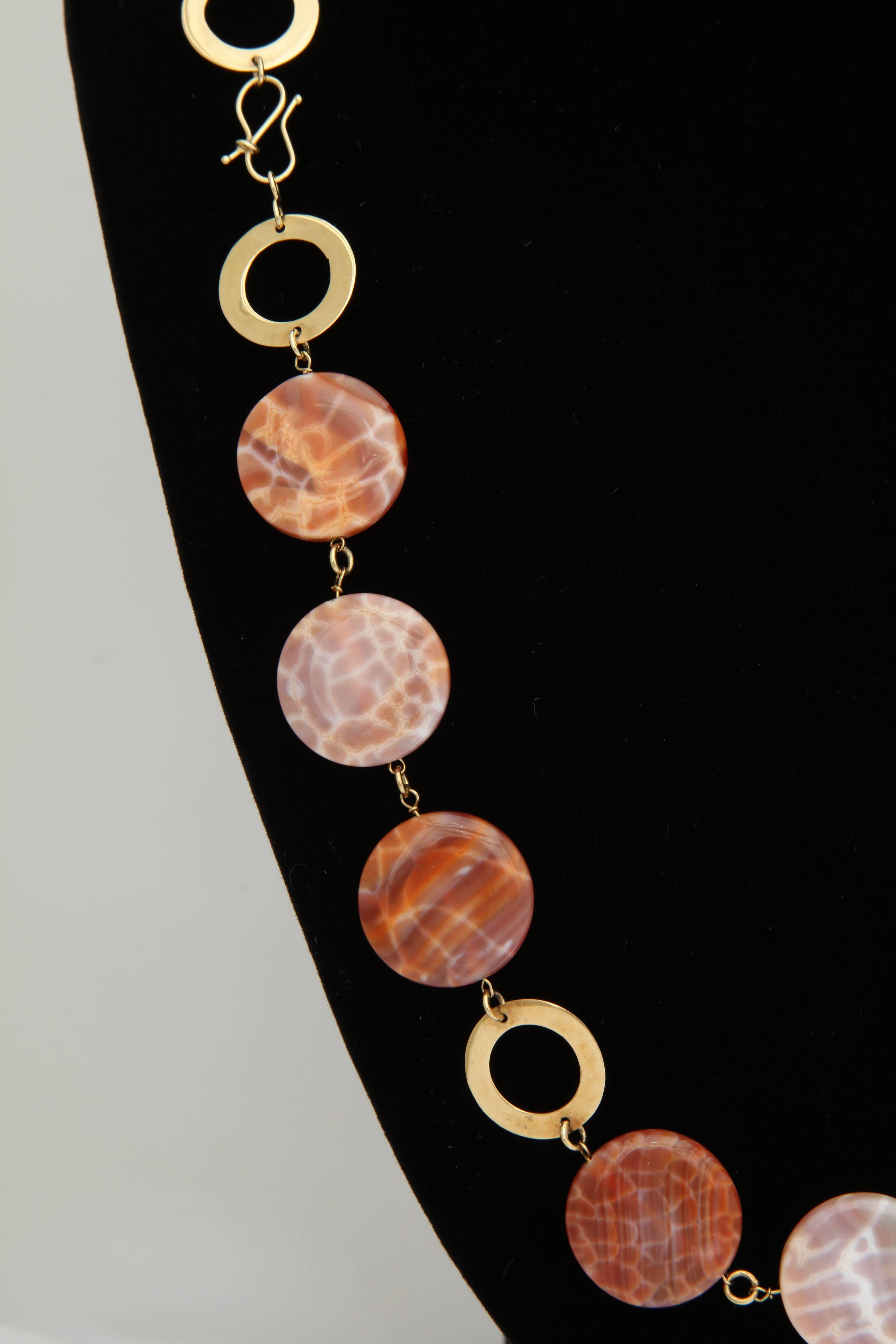 1970s Orange Reptile Pattern Agate Gold Open Link Necklace with Clasp In Excellent Condition In New York, NY