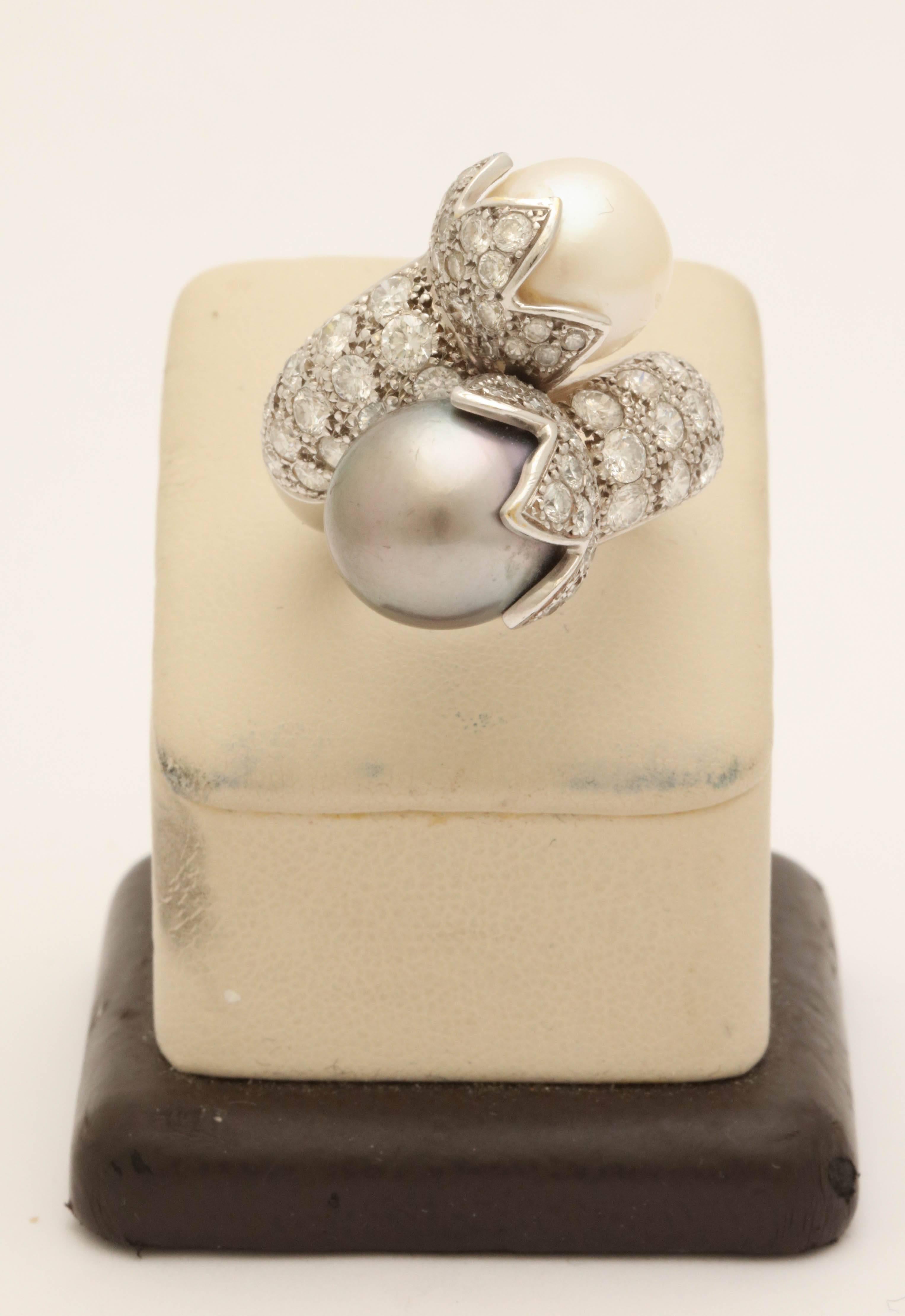 1980s White and Tahitian Pearl Double Crossover Bypass Diamond Gold Ring In Good Condition In New York, NY