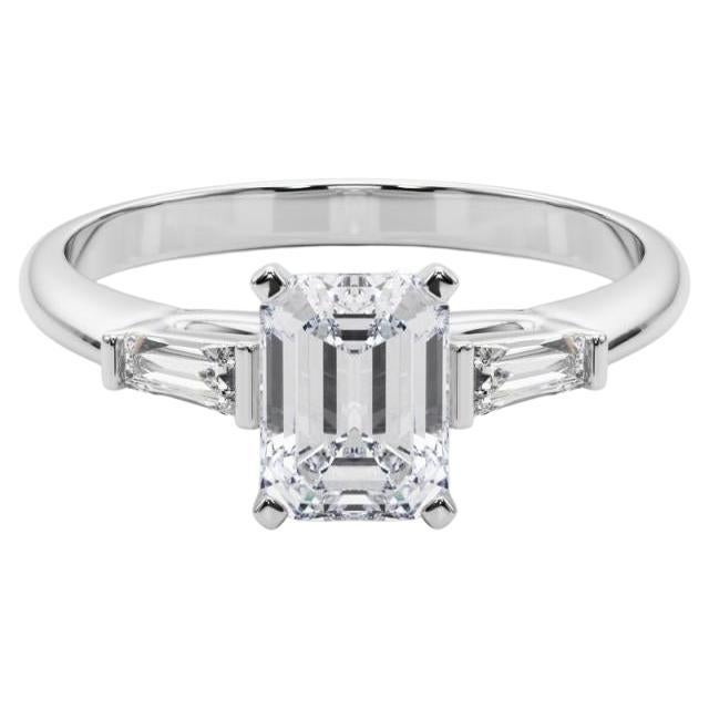 GIA 1.70ct Emerald Three-Stone Tapered Baguette  Bague en diamant