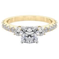 GIA 1.04ct Cushion Three-Stone with Diamond Shank 18K Yellow Gold Diamond Ring (bague à diamant en or jaune 18K)