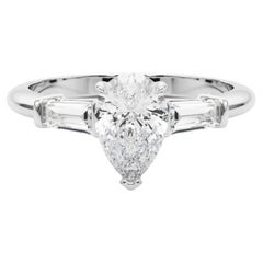 Bague à trois pierres en platine avec diamant poire et baguette de 1,01 carat certifié par le GIA