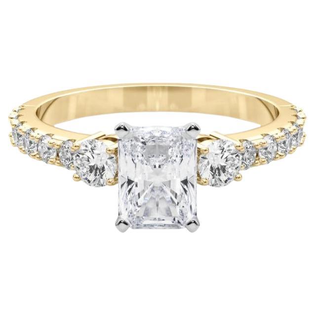 GIA 2.50ct Radiant Three-Stone with Diamond Shank 18K Yellow Gold Diamond Ring (bague en or jaune à diamants)