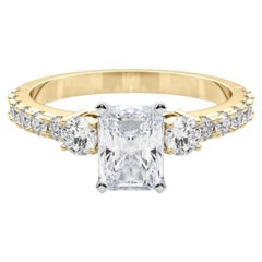 GIA 2.50ct Radiant Three-Stone with Diamond Shank 18K Yellow Gold Diamond Ring (bague en or jaune à diamants)