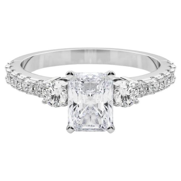 GIA 1,80ct Radiante de Tres Piedras con Diamante en la Caña Anillo de diamantes