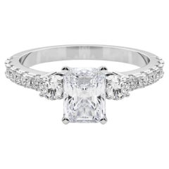 GIA 1,80ct Radiante de Tres Piedras con Diamante en la Caña Anillo de diamantes