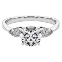 Anello con tre pietre di diamante rotonde est-ovest certificato GIA da 1,30 carati