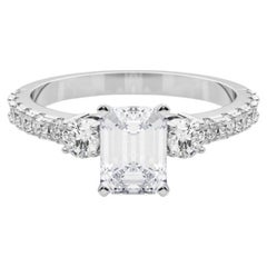 GIA 0.80ct Emerald Three-Stone with Diamond Shank 18K White Gold Diamond Ring (bague à trois pierres en émeraude avec une tige en diamant)