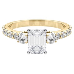 GIA 0.90ct Emerald Three-Stone with Diamond Shank 18K Yellow Gold Diamond Ring (bague à trois pierres en émeraude avec une tige en diamant)