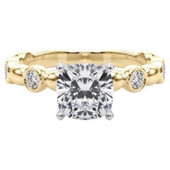 GIA Anillo de diamantes de oro amarillo solitario con bisel y piedras laterales en forma de cojín de 1,30 ct