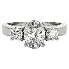 GIA Certified 1.79 Carat Oval 
Round Three-Stone Diamond Ring 18K White Gold (Bague à trois pierres ovales et rondes en or blanc)