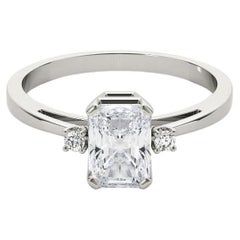 GIA-zertifizierter 2 Karat Radiant-Dreistein Diamantring