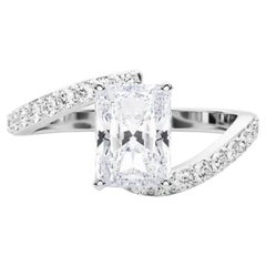 GIA 1.2 Carat Radiant Curved Bypass Pave Shank Bague en diamant