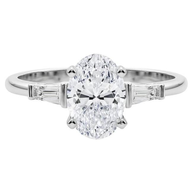 GIA Bague en or blanc avec diamant ovale de 4,01ct à trois pierres et baguette conique 18K