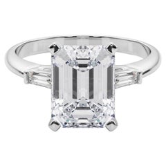 GIA 4,01ct Smeraldo a tre pietre Baguette affusolata Anello con diamanti in oro bianco 18 carati