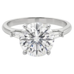GIA Anello con diamante rotondo a tre pietre e baguette affusolata in oro bianco 18 carati da 3,01 ct.