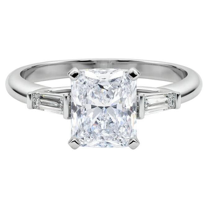 GIA Bague en or blanc à diamants de 7,09ct Radiant Three-Stone Tapered Baguette 18K