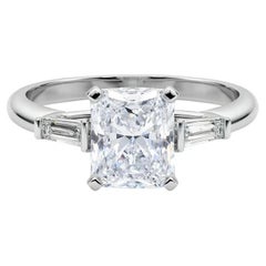GIA Bague en or blanc à diamants de 7,09ct Radiant Three-Stone Tapered Baguette 18K
