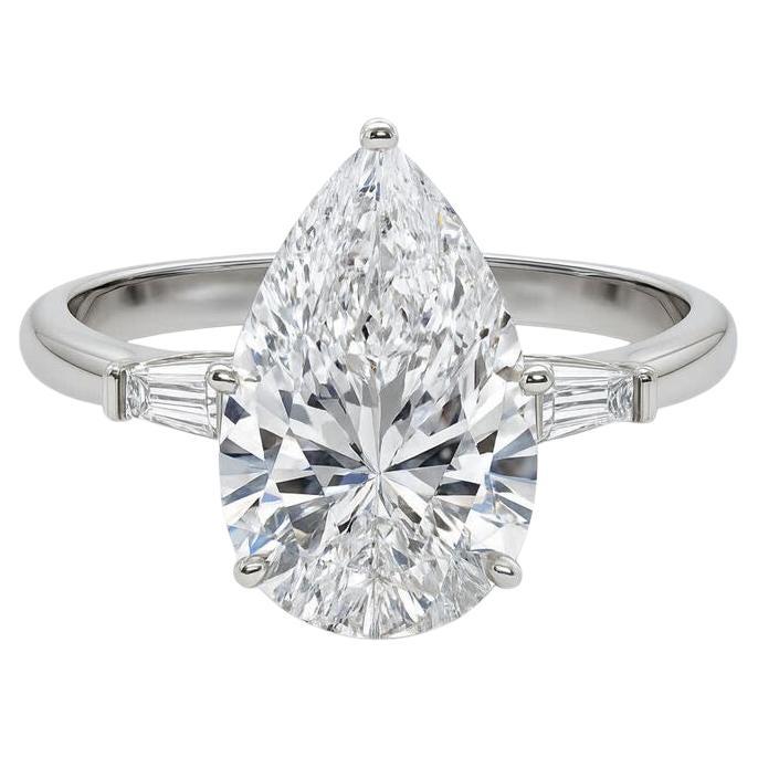 GIA Anello con diamante a tre pietre a pera e baguette affusolata in oro bianco 18 carati da 5,01 ct.