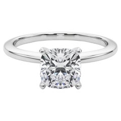 Anillo de diamantes solitario con garras y cojín de 1.51 quilates certificado por el GIA