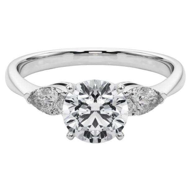 GIA Certified 1 Carat Round East-West Three-Stone Diamond Ring (bague à trois pierres Est-Ouest certifiée GIA)