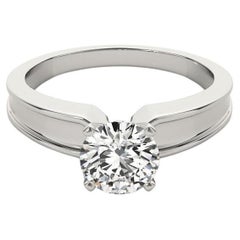 Anillo de diamantes en platino con banda biselada y solitario redondo de 1.51 quilates certificado por GIA