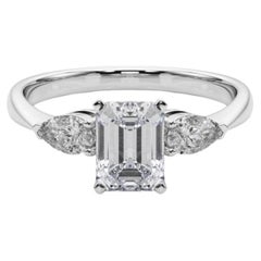 GIA Certified 0.83 Carat Emerald East-West Three-Stone Diamond Ring (bague à trois pierres avec émeraude)