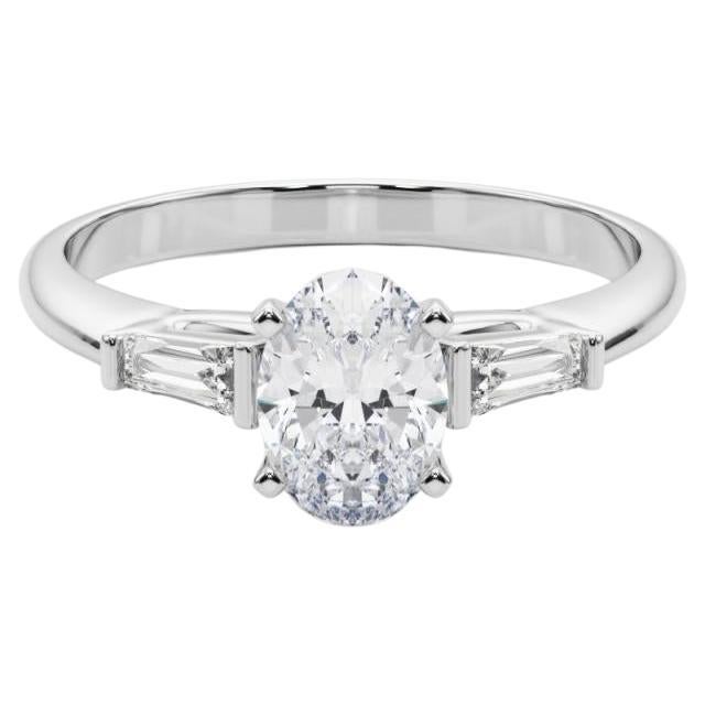 GIA Anello con diamante ovale a tre pietre e baguette affusolata in oro bianco 18 carati da 0,9 carati