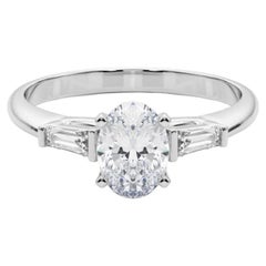 GIA 0.9ct Oval Three-Stone Tapered Baguette 18K White Gold Diamond Ring (bague à diamants en or blanc)