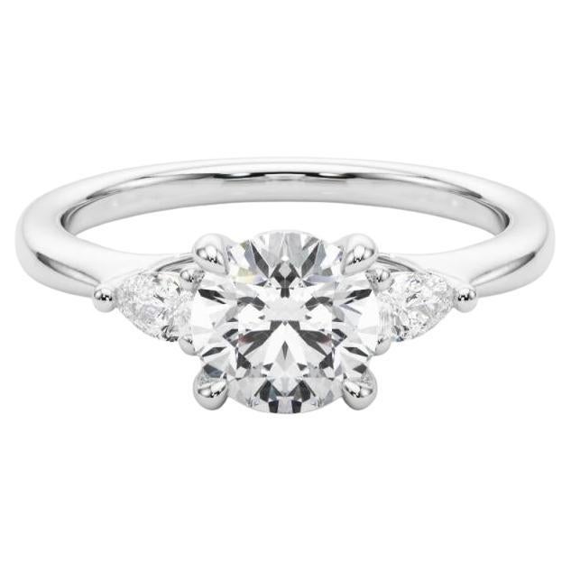 GIA Certified 1.7 Carat Round
Pear Three-Stone Bague en diamant