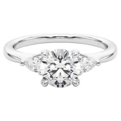 GIA Certified 1.7 Carat Round
Pear Three-Stone Bague en diamant